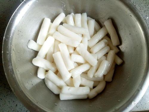 糖醋瓜条小孩吃的,糖醋瓜条，小孩喜爱的美味小零食