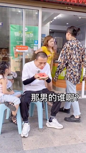 情侣约会吃瓜群众,围观群众纷纷吃瓜