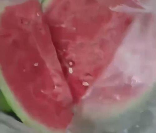 女子买西瓜吃瓜视频,女子买西瓜吃瓜视频走红网络