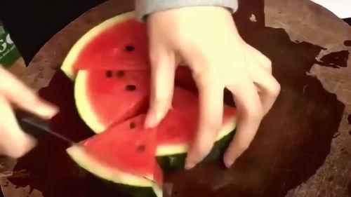 饭店老板骗顾客吃瓜