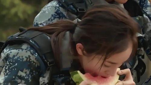 女生发偷笑吃瓜,揭秘校园八卦风云