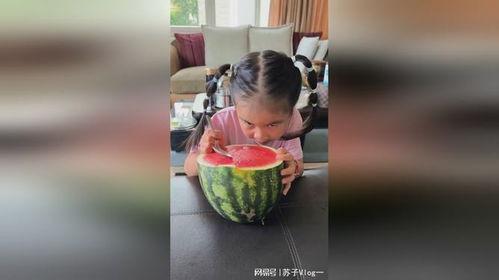 写完作业在吃瓜,轻松享受休闲时光